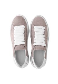 Ljust taupe mockasinsneakers med vita snör och gummisulor. Har en minimalistisk design och rund tå. Accentuerad med präglad logotyp.