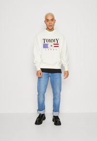 Tommy Jeans BOXY LUXE CREW - Mikina - ancient white