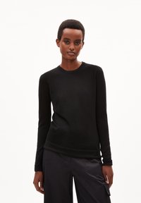 Schwarzer, langärmeliger Strickpullover mit Rundhalsausschnitt, aus einem weichen Stoff gefertigt. Verfügt über eine taillierte Silhouette und dezente Rippendetails an den Bündchen.