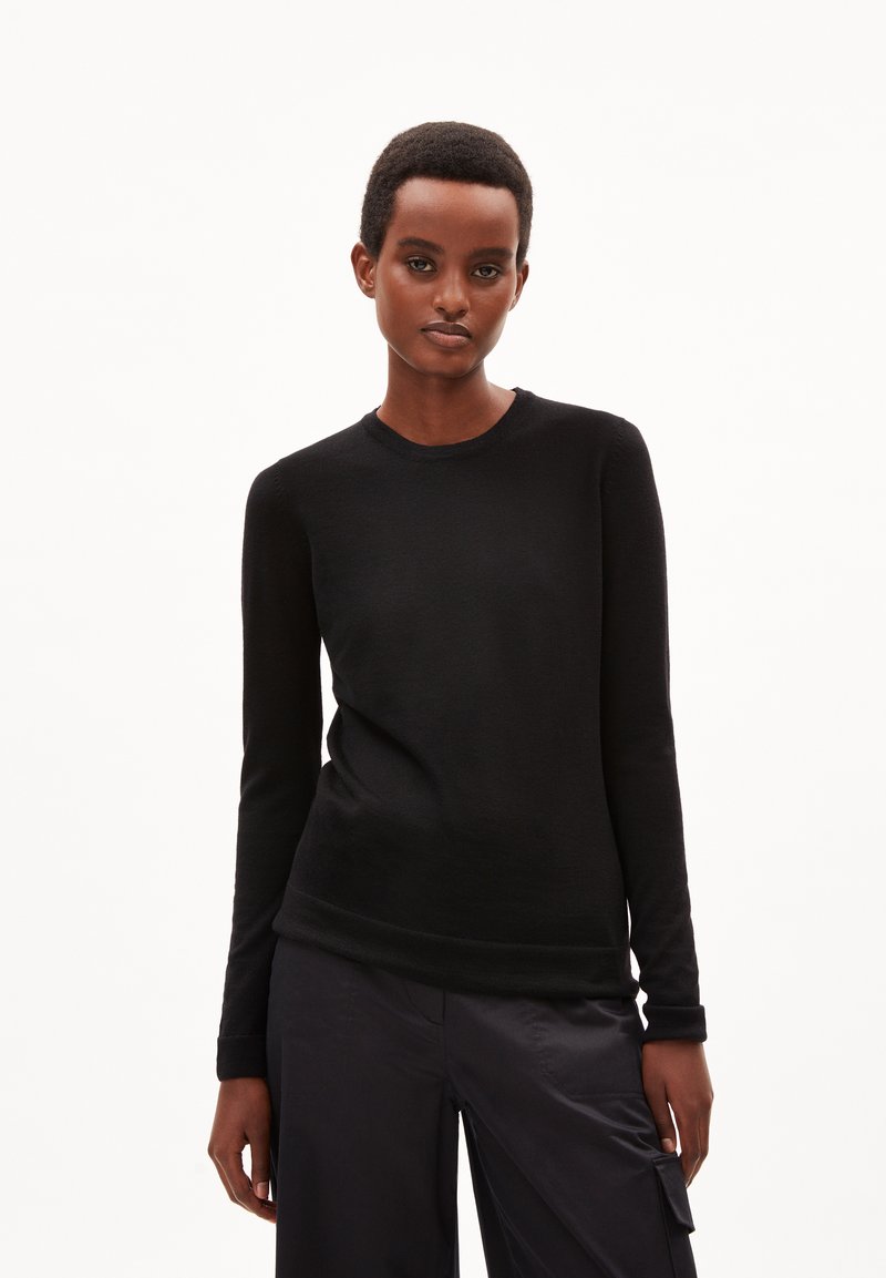 Schwarzer, langärmeliger Strickpullover mit Rundhalsausschnitt, aus einem weichen Stoff gefertigt. Verfügt über eine taillierte Silhouette und dezente Rippendetails an den Bündchen.