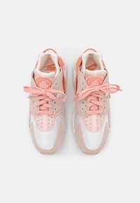 Nike Sportswear AIR HUARACHE MN - Trainers - summit white/light madder root/atmosphere/fossil stone