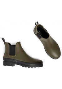 Bottes de pluie vert olive en caoutchouc, avec une finition lisse, une hauteur à la cheville, des panneaux latéraux élastiques et une semelle noire texturée.