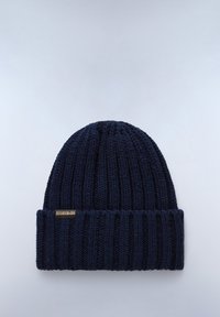 Gorro de punto en color navy con textura acanalada y puño plegable. Presenta un pequeño parche con el logo de la marca en el costado.
