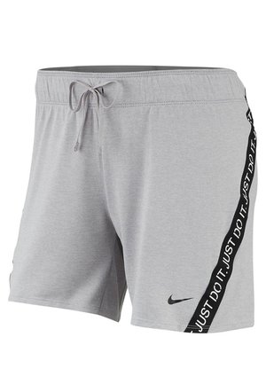 Šedé sportovní šortky s nastavitelným pasem, které mají černé boční pruhy s textem "JUST DO IT" a malým černým logem Nike.