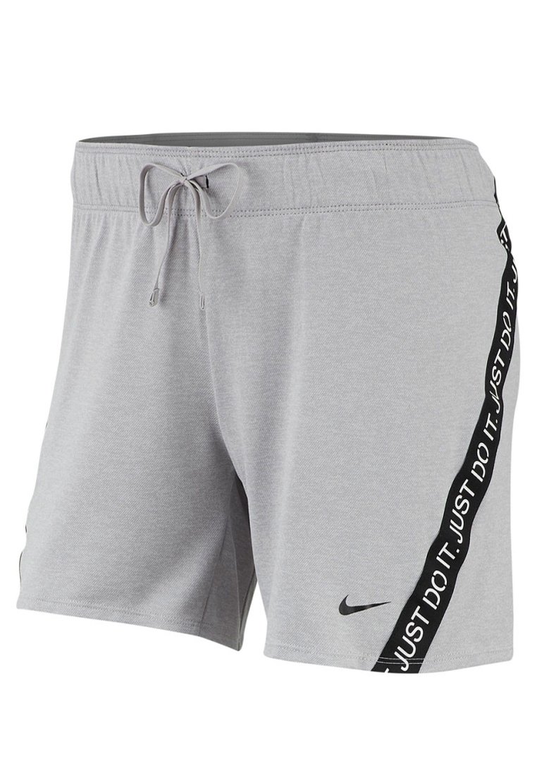 Pantalones cortos deportivos grises con cintura ajustable, que presentan franjas laterales negras con el texto "JUST DO IT" y un pequeño logotipo negro de Nike.