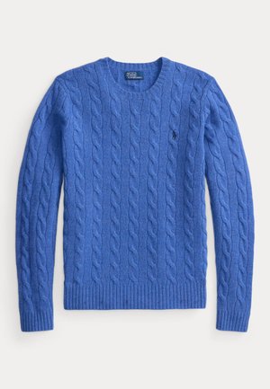 Niebieski sweter z warkoczowym splotem, z okrągłym dekoltem, długimi rękawami i haftowanym logo Polo Ralph Lauren na piersi.