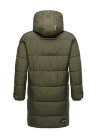 Zaļš polsterēts parka jaka ar kapuci, ar vertikāliem quiltētiem segmentiem, ribinātiem piedurkņu galiem un uzlīmi aizmugurē. Ūdensnecaurlaidīgs materiāls.