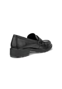 Svart lærsko med lav blokk hæl og rund tå, med en glatt overflate og slip-on design, sett fra siden og litt bak.