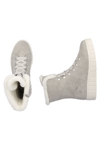 Graue Wildleder-Stiefeletten mit Kunstfellfutter, Schnürung vorne mit silberner Hardware, strukturiertes Gummisohle und gepolstertem Schaft für zusätzlichen Komfort.