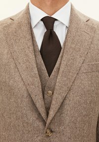 Brauner Fischgrät-Anzugjacke mit passendem Weste und dunkelbrauner Krawatte, aus strukturiertem Stoff und mit zwei Knöpfen an der Jacke.