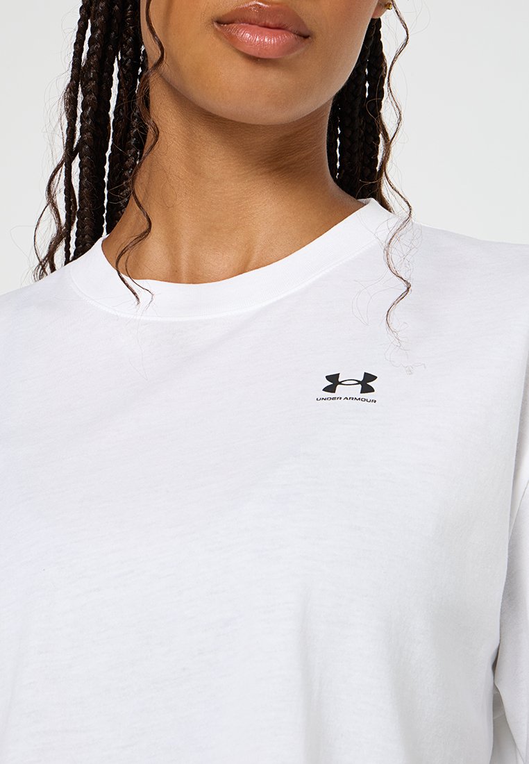 Witte katoenen t-shirt met een ronde halslijn en korte mouwen. Opvallend zwart Under Armour-logo op de linkerkant van de borst. Zachte textuur.