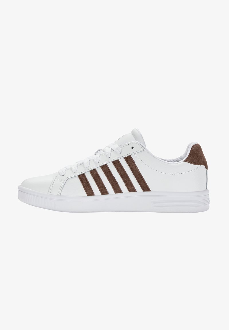 White athletic shoes made of synthetic material, featuring brown suede accents and three brown stripes on the sides; low-profile design.
