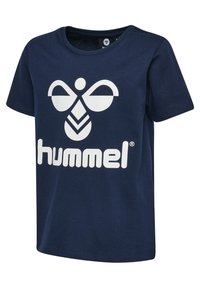Camiseta de algodón azul marino con un gran logo blanco de Hummel y un diseño estilizado de abeja en el frente. Cuello redondo, mangas cortas, corte relajado.