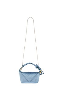 Borsa in suede azzurro chiaro con manico intrecciato, design triangolare e dettagli in oro. Dotata di una lunga cinghia sottile regolabile.