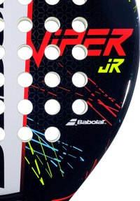 Babolat Viper JR padel; sort krop med røde og neonlys detaljer; har hexagonal tekstur og flere huller til boldkontakt.