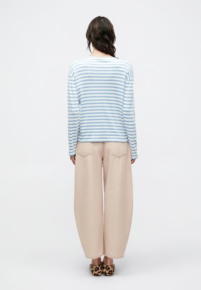 Ριγέ πουκάμισο μακρυμάνικο σε ανοιχτό μπλε και λευκό, σε συνδυασμό με μπεζ παντελόνι ευρύ ποδόγυρο. Το πουκάμισο έχει άνετη εφαρμογή και στρογγυλή λαιμόκοψη.