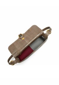 Sac à main en cuir marron texturé avec une fermeture à rabat, des garnitures dorées, et trois compartiments intérieurs : gris, bordeaux, et une section ouverte.