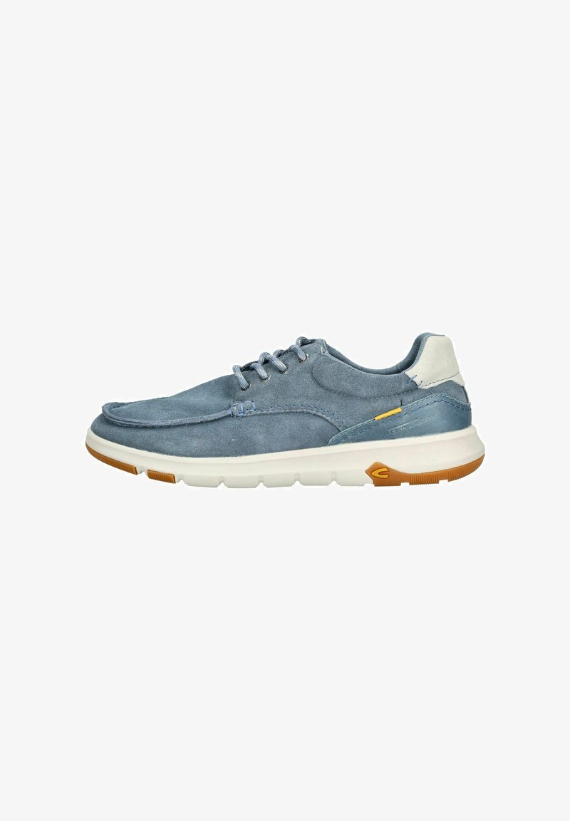 Blaue Wildledersneaker mit einer weißen und tanfarbenen Gummisohle, abgerundetem Zeh und Schnürdesign. Verfügt über gelbe Akzente und Nähdetails.