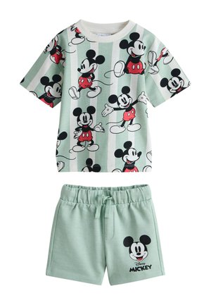 Kinderset met lichtgroen shirt met korte mouwen en korte broek met meerdere illustraties van Mickey Mouse en een korte broek met trekkoord in de taille.