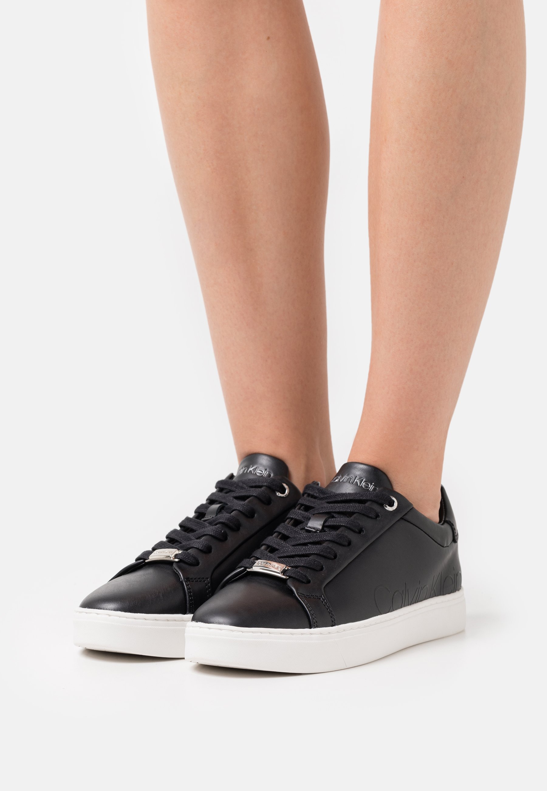 baskets runner sneaker lace up 0086 black bright white