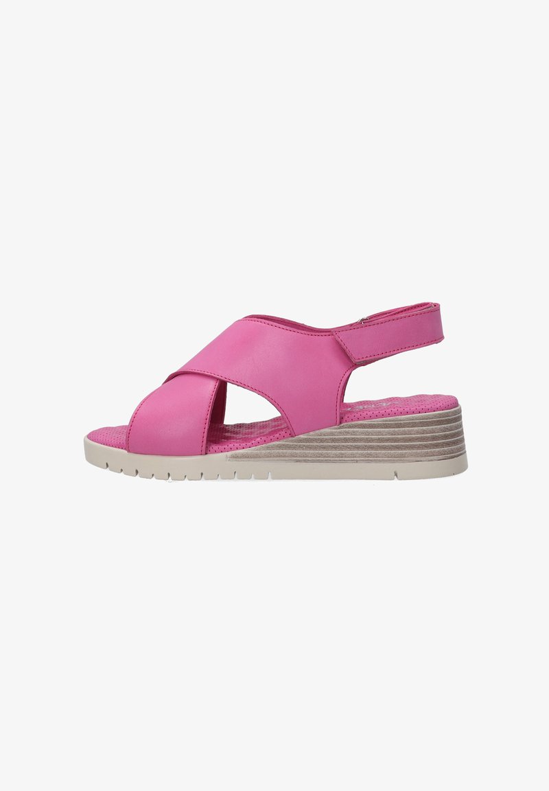 Růžové kožené sandály na klínu s designem křížových pásků, otevřenou špičkou a nastavitelným páskem vzadu. Texturovaná stélka a lehká gumová podrážka.