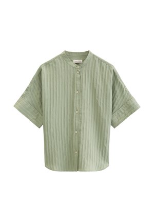 Chemise à manches courtes vert clair avec des rayures verticales et un petit col droit, comportant sept boutons sur le devant.