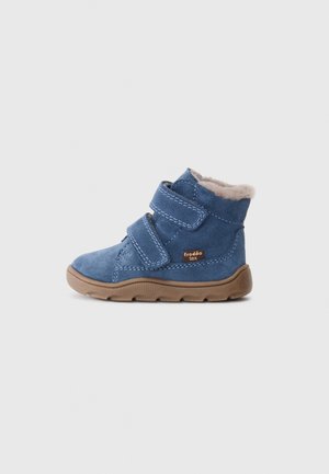 Botine anvelopante albastre din piele întoarsă, cu două curele Velcro ajustabile, talpă din cauciuc maro și căptușeală din blană gri deschis în partea de sus.