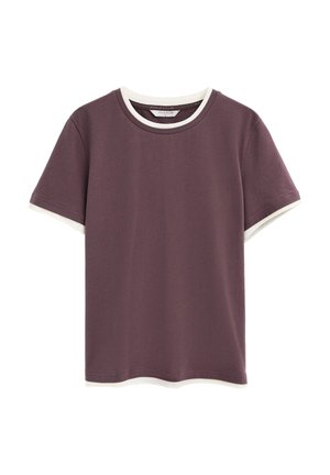 Camiseta morada de manga corta con ribete blanco en el cuello, los bordes de las mangas y el dobladillo, presentada sobre un fondo blanco.
