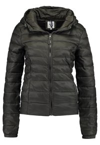 Czarna, ocieplana kurtka z kapturem, z zamkiem błyskawicznym z przodu, elastycznymi mankietami i pikowanym wzorem. Gładki materiał o eleganckim designie.