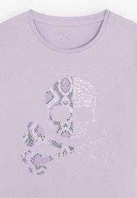 T-shirt lilla con una stampa grafica di un teschio e ossa incrociate, caratterizzata da trame lavorate in viola e argento, colletto rotondo, maniche corte.