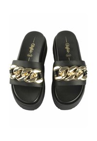 Svarta slide-sandaler med en bred rem som har ett guldmetallkedjeaccent. Slät läderfinish och strukturerad sula för bra grepp.