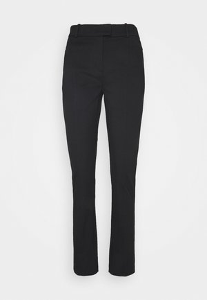 Czarne, proste spodnie o kroju taliowanym z szlufkami na pasek i detalami przeszyć z przodu, prezentowane na jednolitym tle.