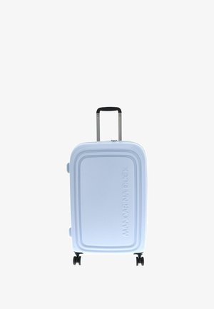 Hellblauer Hartschalenkoffer mit Teleskopgriff und vier schwarzen Spinner-Rädern, Markenname "MANDARINA DUCK" auf der Vorderseite geprägt.