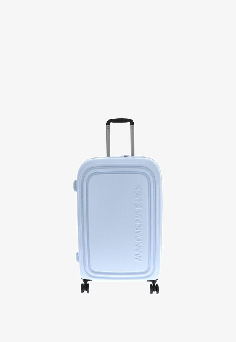 Maleta de poliéster duro de color azul claro con un asa telescópica y cuatro ruedas giratorias negras, con el nombre de la marca "MANDARINA DUCK" grabado en la parte frontal.