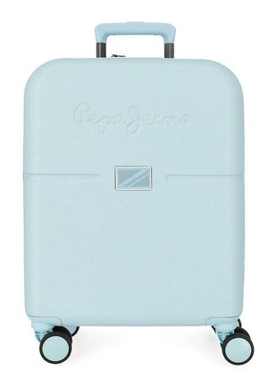 Maleta rígida de color azul claro con cuatro ruedas, asa retráctil y el logotipo en relieve de "Pepe Jeans" en la parte frontal.