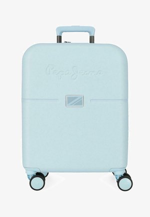 Maleta rígida de color azul claro con cuatro ruedas, asa retráctil y el logotipo en relieve de "Pepe Jeans" en la parte frontal.