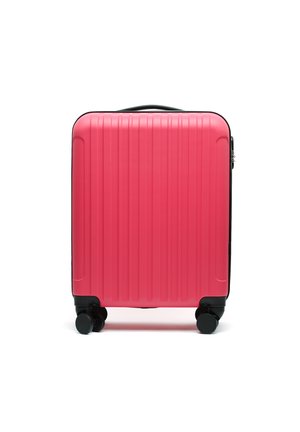 Pequeña maleta rosa de carcasa dura con relieves verticales, ruedas negras y un asa de transporte en la parte superior, de pie sobre un fondo blanco.