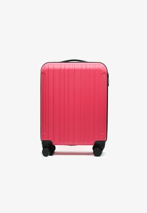 Kleiner pinker Hartschalenkoffer mit vertikalen Rillen, schwarzen Rollen und einem Tragegriff oben, aufrecht stehend auf weißem Hintergrund.