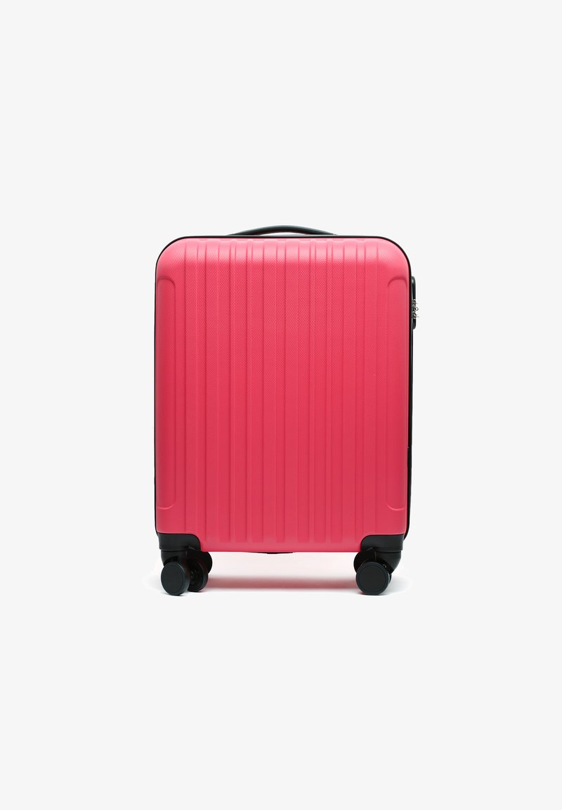 Majhna trda roza potovalna torba z navpičnimi rebri, črnimi kolesci in ročajem za prenašanje na vrhu, pokončno stoji na belem ozadju.