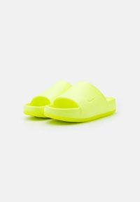 Neon dzeltenas slīdnes ar gludu virsmu, atvērta pirksta dizainu un biezu zoli. Ievērojama smalka logo augšējā siksniņā.