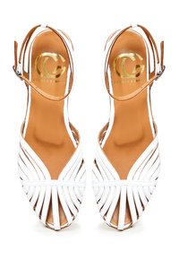 Paire de sandales blanches en cuir à bout ouvert avec brides à la cheville et design tissé, semelles intérieures couleur tabac et logo doré Cesare Gaspari à l'intérieur.