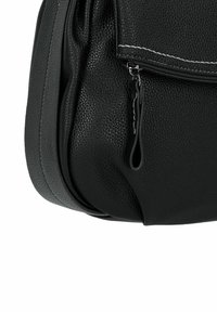 Borsa a mano in pelle nera con texture, chiusura zip, cuciture bianche sottili e forma arrotondata.