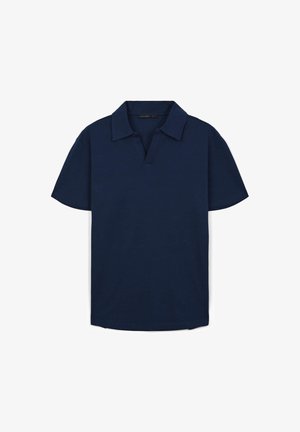 Polo a maniche corte blu navy con colletto e scollo a V, taglia grande, steso su uno sfondo bianco.