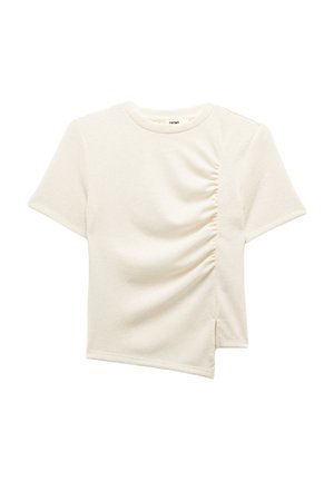 Camiseta de manga corta color crema con un tejido texturizado. Presenta fruncidos en los laterales y un dobladillo asimétrico para un detalle de diseño único.