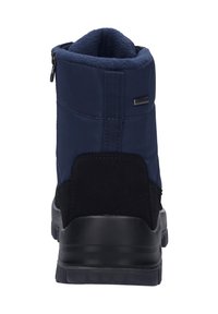 Bota impermeable de marina con un talón de ante negro texturizado, collar acolchado y cremallera trasera. Presenta una suela de goma negra duradera para tracción.