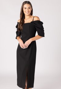 Čierne off-shoulder šaty s nadýchanými rukávmi, priliehavým telom a bočným rozparkom. Vyrobené z hladkej látky, s štvorcovým výstrihom a nastaviteľnými ramienkami.