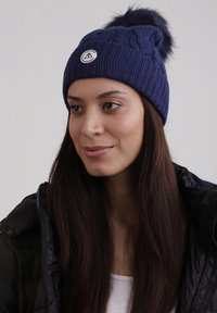 CASH-MERE MIT ZOPFMUSTER UND BOMMEL - Čepice - marine blau