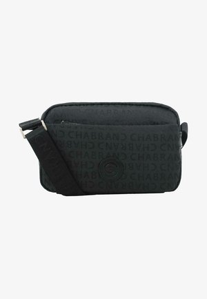 Bolso cruzado negro hecho de material suave, grabado con el patrón "CHABRAND", cuenta con una correa ajustable y un detalle de logo circular.