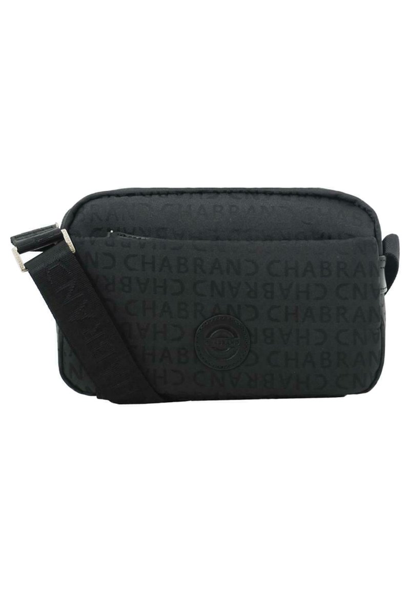 Bolso cruzado negro hecho de material suave, grabado con el patrón "CHABRAND", cuenta con una correa ajustable y un detalle de logo circular.