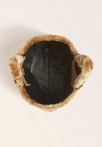 Torebka z sztucznego futra w kolorze tan, z czarnym satynowym wnętrzem, z ozdobnym złotym zamkiem i łańcuszkami; okrągły kształt z puszystą teksturą.